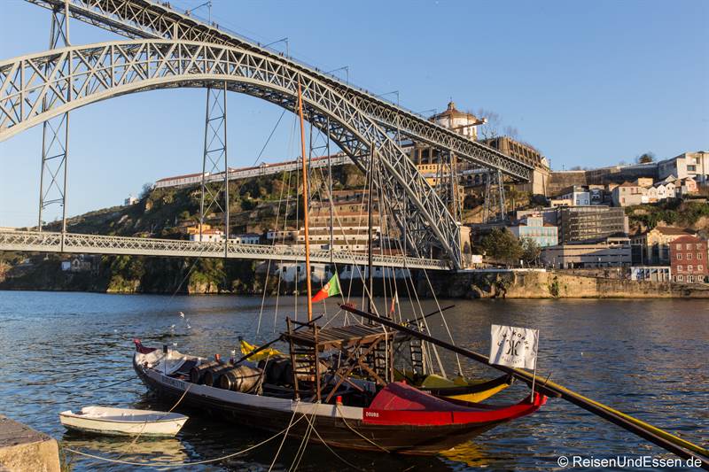 Portweinschiff im Douro vor der Brücke Luis I