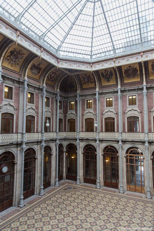 Blick auf die Halle im Palácio da Bolsa