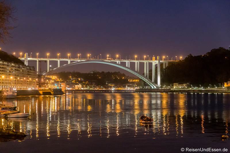 Blick auf die Ponte da Arrabida bei Nacht