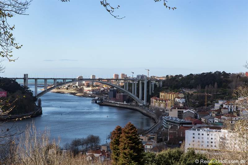 Blick auf die Ponte da Arrabida und Foz do Douro