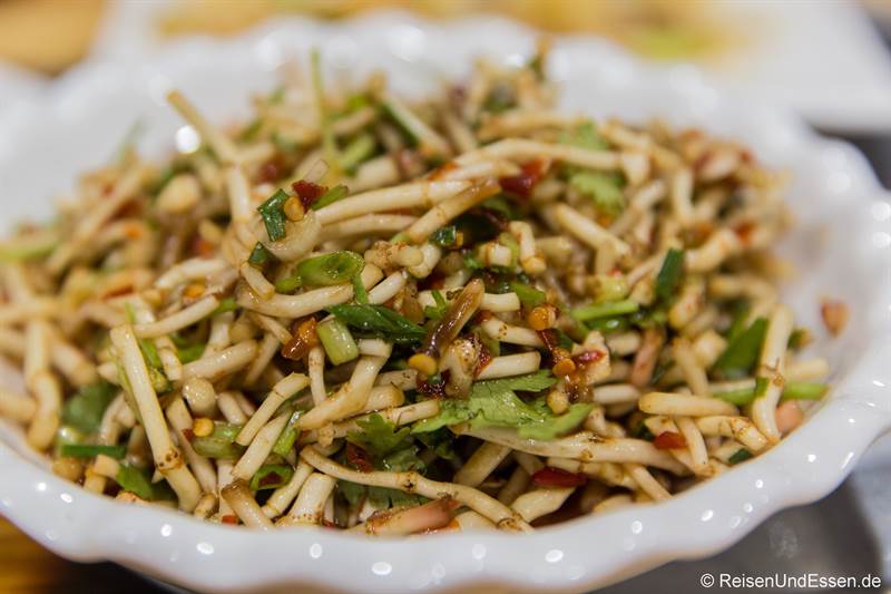 Wurzeln der Houttuynia Cordata als Gemüse beim Essen in Guizhou