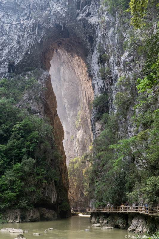 Weg zur riesigen Höhle Yaofeng im Daqikong Nationalpark in Libo