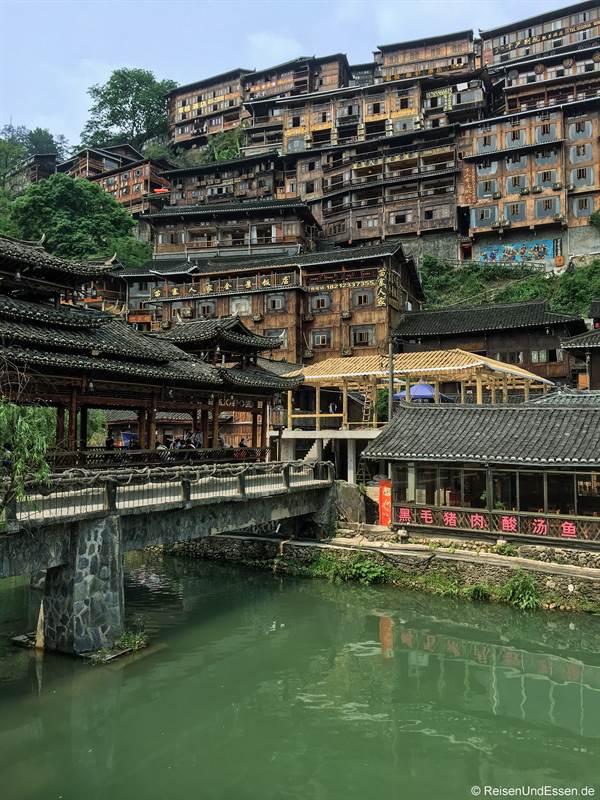 Fluss und Häuser der Miao in Xijiang