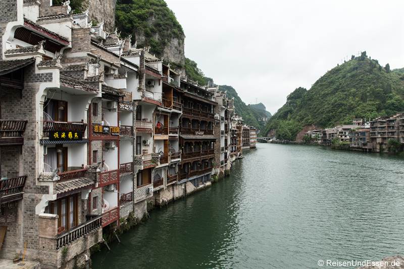 Häuser am Fluss in Zhenyuan in der Provinz Guizhou