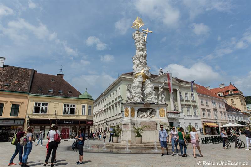 Hauptplatz in Baden bei Wien mit Pestsäule