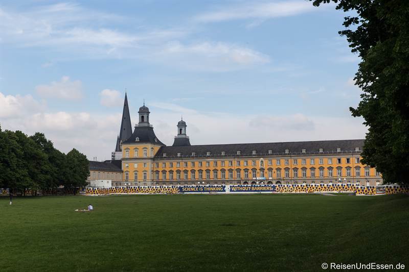 Kurfürstlichen Schloss und Hofgarten in Bonn