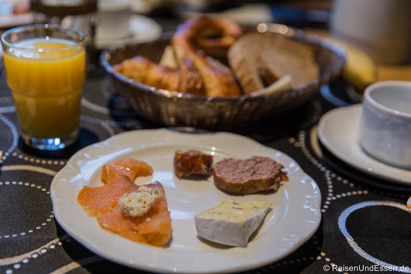 Frühstück mit Lachs, Wurst und Käse im Hotel BurgGartenpalais