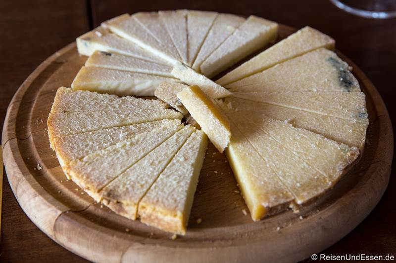 Käseprobe von Castelmagno aus verschiedenen Reifegraden