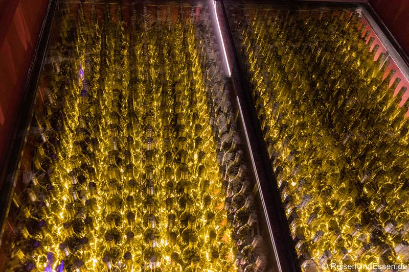 Boden aus Weinflaschen in Römmerts Weinwelt