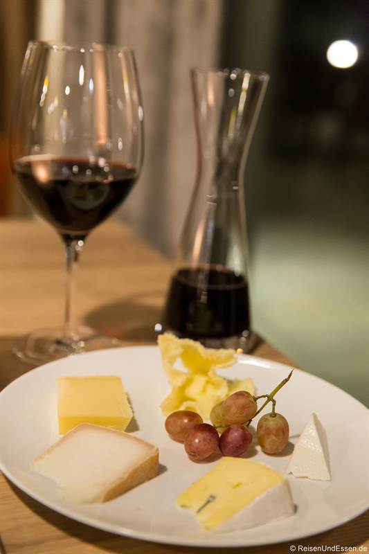 Käse und Wein zum Abschluss beim Abendessen