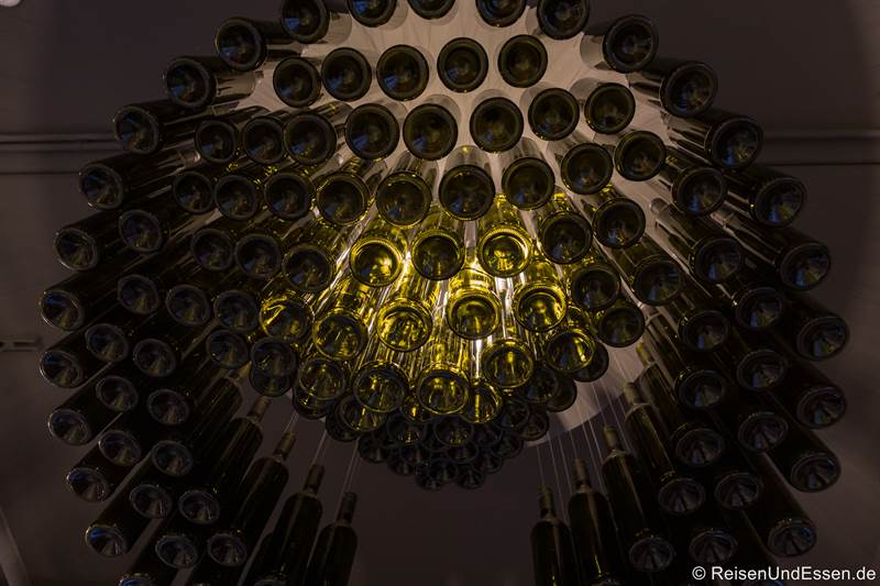 Lampen aus Weinflaschen in der Lobby im Sonnenhotel Weingut Römmert