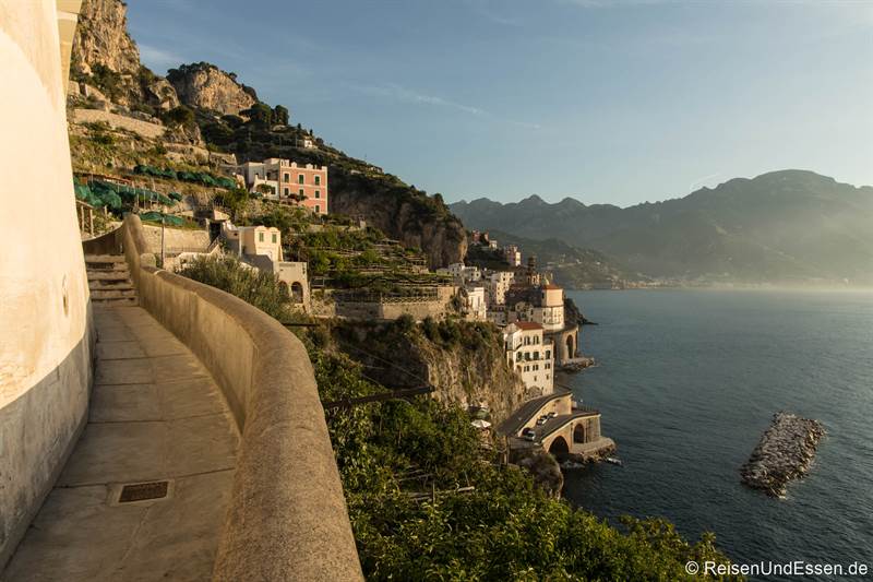 Weg oberhalb der Küste von Amalfi nach Atrani