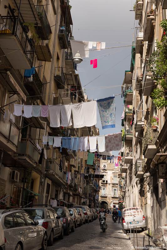 Wäsche in der historischen Altstadt von Neapel
