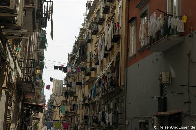 Wäsche in der historischen Altstadt von Neapel