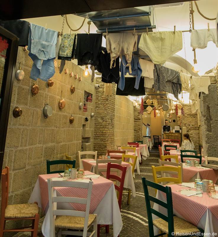 Restaurant mit Wäsche an der Decke in der Altstadt von Neapel