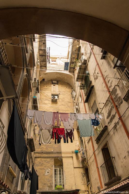 Wäsche im Innenhof in der Altstadt von Neapel