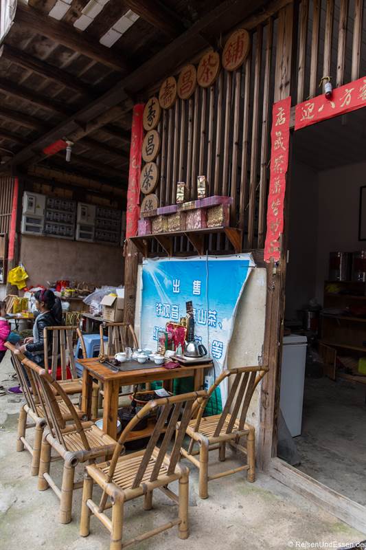Imbiss und Küche im Rundhaus der Hakka in Tianluokeng