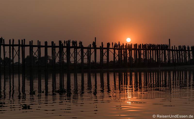 U-Bein-Brücke in Mandalay zum Sonnenuntergang
