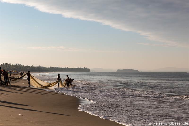 Fischer am Strand von Nwge Saung in Myanmar