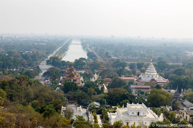 Aussicht vom Mandalay Hill auf den Königspalast