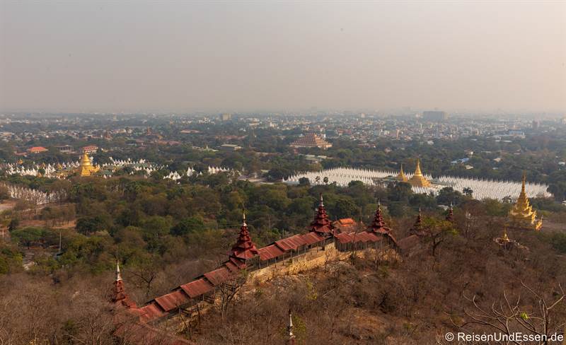 Aussicht vom Mandalay Hill auf Kuthodaw- und Sandamuni-Pagode