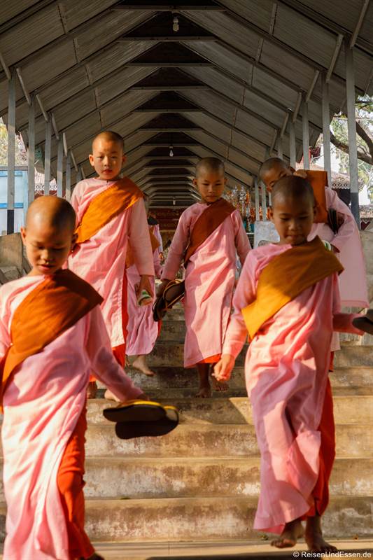 Novizen beim Mandalay Hill
