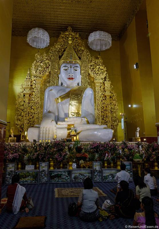 Buddha in der Kyauktawgyi-Pagode in Mandalay