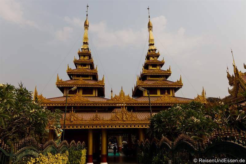 Eingang zur Kyauktawgyi-Pagode in Mandalay