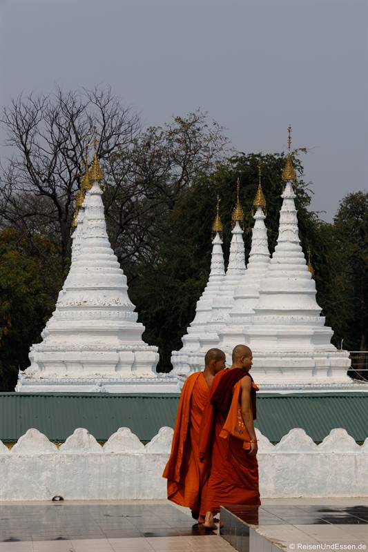 Mönche in der Sandamuni-Pagode in Mandalay