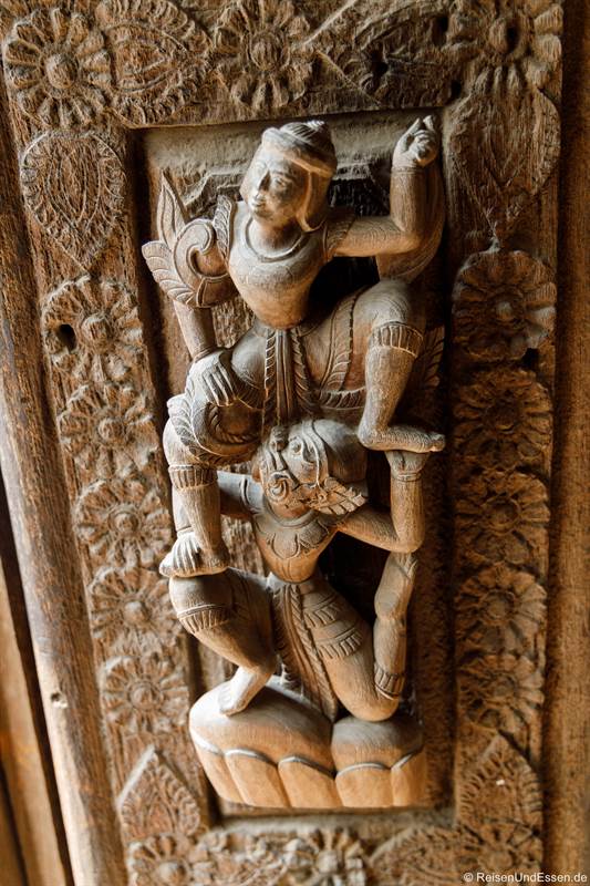 Figuren in der Tür im Shwenandaw-Kloster in Mandalay