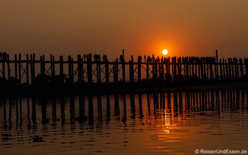 Sonnenuntergang an der U-Bein-Brücke in Amarapura