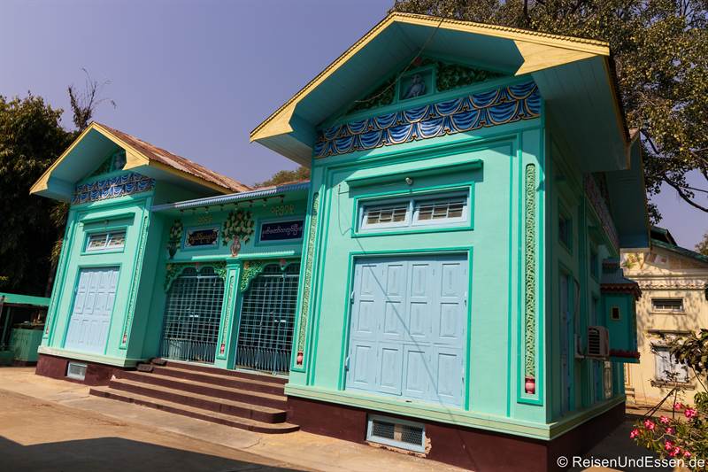 Türkisfarbenes Haus in der Thanboddhay Pagode in Monywa