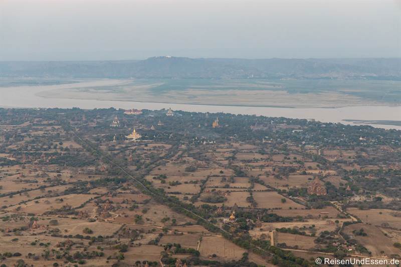 Blick nach dem Start vom Heissluftballon Richtung Irrawaddy und Old Bagan