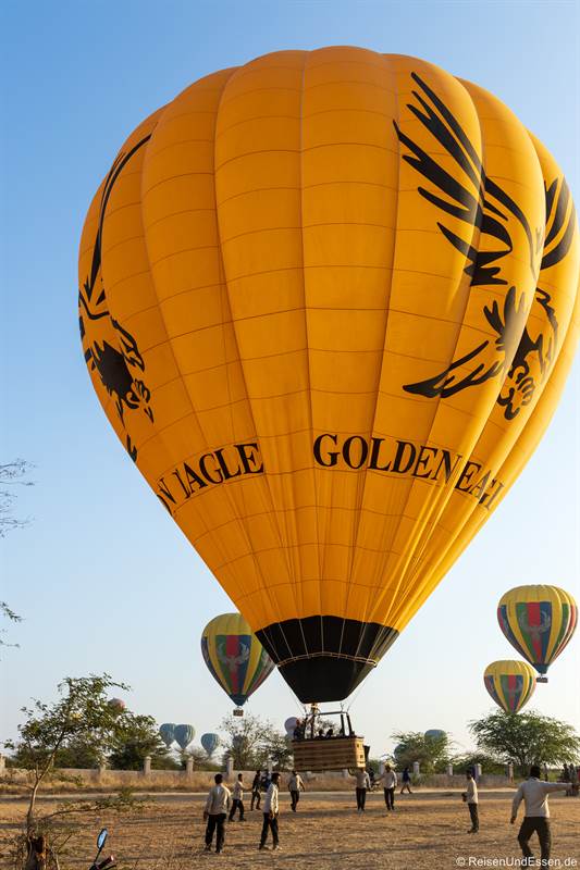 Landung des Heissluftballons in Bagan