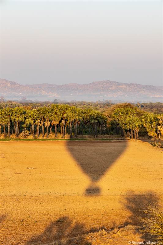 Schatten des Ballons auf die Landschaft in Bagan
