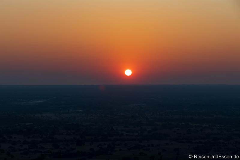 Sonnenaufgang vom Heissluftballon in Bagan