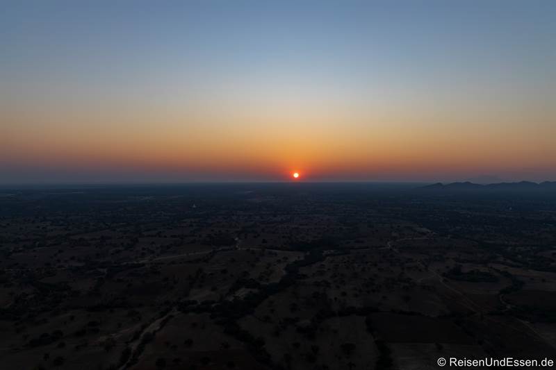 Sonnenaufgang vom Heissluftballon in Bagan