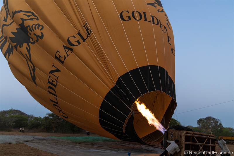 Startvorbereitungen von unserem Heissluftballon in Bagan