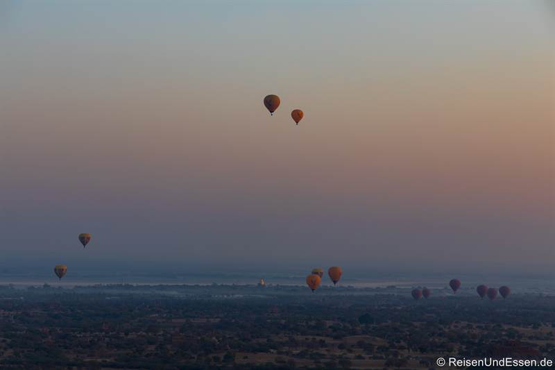 Heisslufballons in Bagan in verschiedenen Höhen