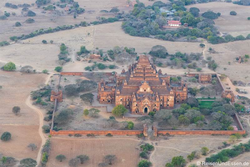 Blick auf den Dhammayangyi-Tempel in Old Bagan