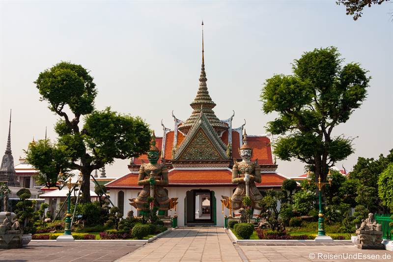 Der Eingang zum Wat Arun mit den beiden Wächterfiguren