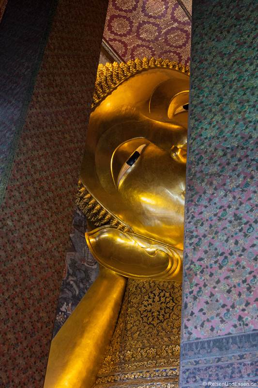 Blick des liegenden Buddhas im Wat Pho in Bangkok