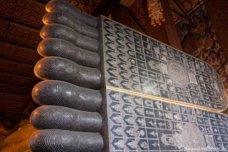 Fußsohle des liegenden Buddhas im Wat Pho in Bangkok