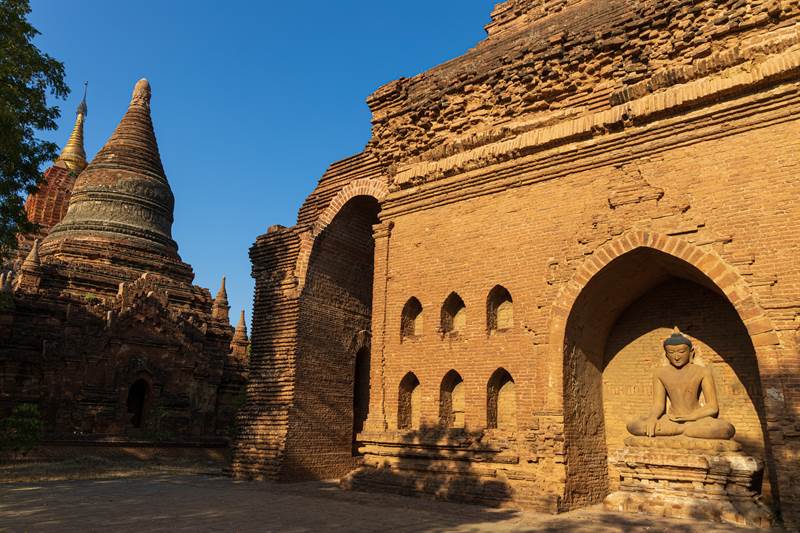 Pagode und Buddhafigur in Old Bagan