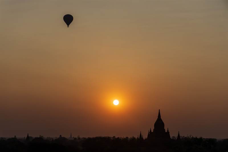 Ballon über den Pagoden zum Sonnenaufgang in Bagan