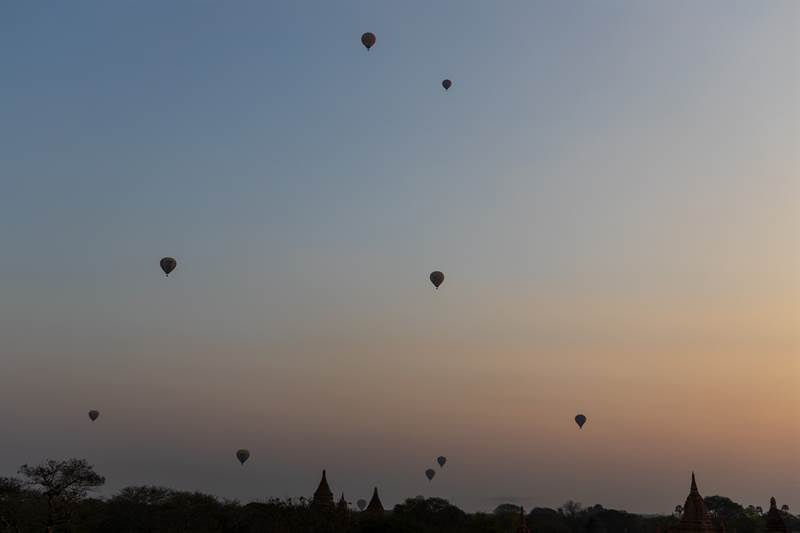 Ballons zum Sonnenaufgang in Bagan