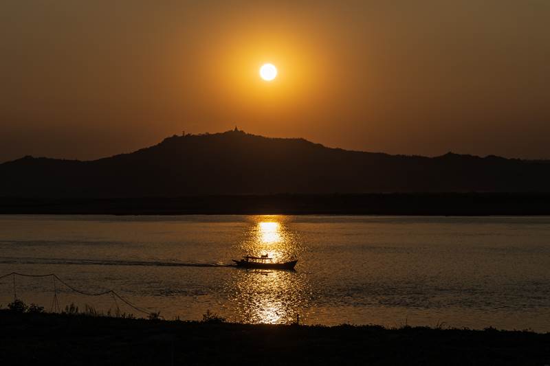 Sonnenuntergang am Irrawaddy vom Bagan Thande Hotel