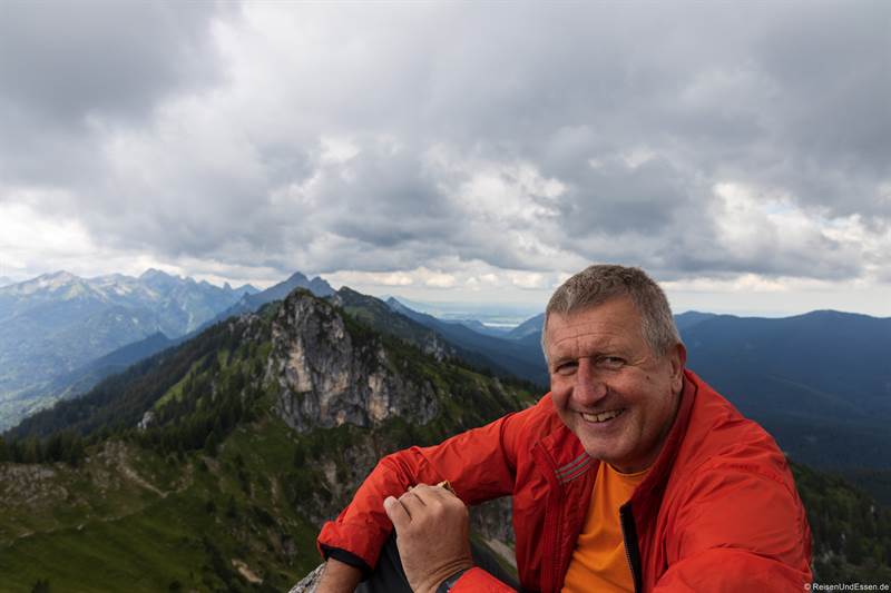 Pause am Gipfel vom Teufelstättkopf in den Ammergauer Alpen