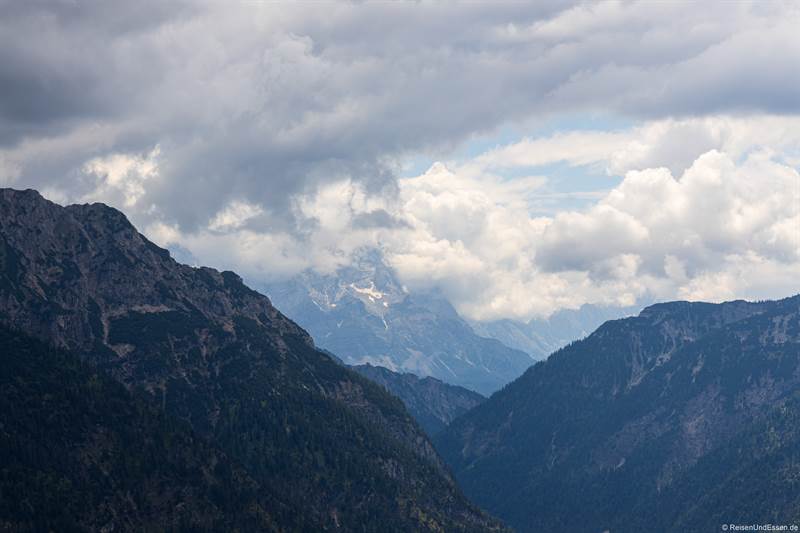 Blick vom Teufelstättkopf auf die Zugspitze in Wolken
