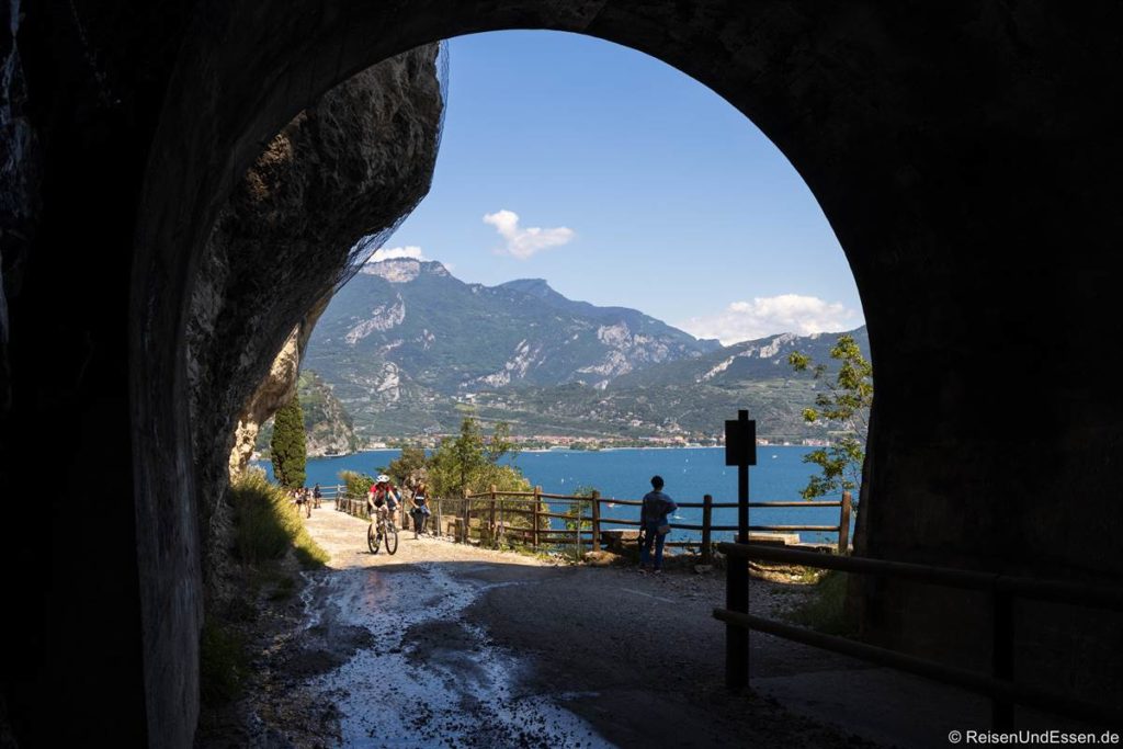 Tunnel auf der Ponalestraße mit Blick nach Riva del Garda
